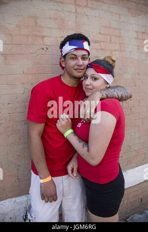 Bewohner der Nachbarschaft vorbereiten, in die Parade zu marschieren. Lokalen Puerto Rican Day Parade im Stadtteil Sunset Park, Brooklyn, New York. Stockfoto