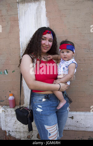 Bewohner der Nachbarschaft vorbereiten, in die Parade zu marschieren. Lokalen Puerto Rican Day Parade im Stadtteil Sunset Park, Brooklyn, New York. Stockfoto