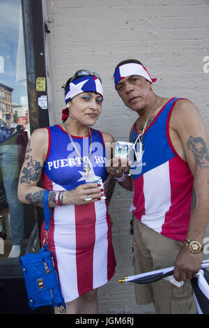 Bewohner der Nachbarschaft vorbereiten, in die Parade zu marschieren. Lokalen Puerto Rican Day Parade im Stadtteil Sunset Park, Brooklyn, New York. Stockfoto