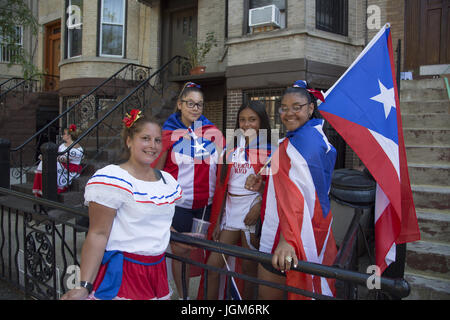 Bewohner der Nachbarschaft vorbereiten, in die Parade zu marschieren. Lokalen Puerto Rican Day Parade im Stadtteil Sunset Park, Brooklyn, New York. Stockfoto