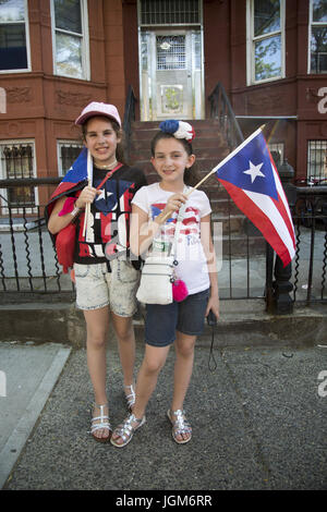 Bewohner der Nachbarschaft vorbereiten, in die Parade zu marschieren. Lokalen Puerto Rican Day Parade im Stadtteil Sunset Park, Brooklyn, New York. Stockfoto