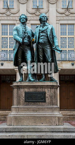 Statue von Goethe und Schiller in Weimar, Deutschland. Stockfoto