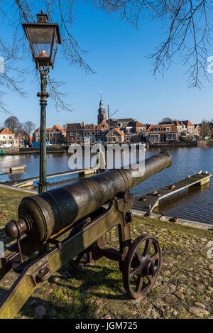 Hafen von Blokzijl in der Provinz Overijssel mit Canon und Laterne und im Hintergrund die Kirche, ein altes Schiff und alt monumentale Häuser, The Neth Stockfoto