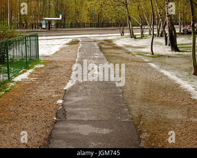 Schnee im Frühjahr in Moskau Stockfoto