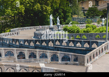 Lourdes, Frankreich, 22. Juni 2017 - Detail der Architektur der Basilika des Heiligtums von Lourdes, Frankreich Stockfoto