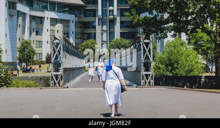 Lourdes, Frankreich, 22. Juni 2017 - Schwestern Spaziergang in den Gärten des Heiligtums von Lourdes, Frankreich Stockfoto