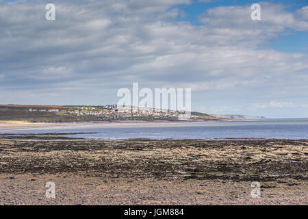 Menschen genossen die langen Strand, die zwischen Porthcawl und Ogmore Meer in Süd-Wales, heute 17. April 2017 erstreckt. Trockener, aber bewölkter Tag nicht st Stockfoto