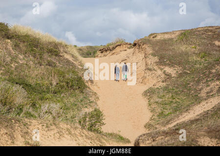 Menschen genossen die langen Strand, die zwischen Porthcawl und Ogmore Meer in Süd-Wales, heute 17. April 2017 erstreckt. Trockener, aber bewölkter Tag nicht st Stockfoto