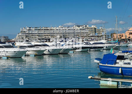 Europa, Portugal, Algarve, Vilamoura, Marina de Vilamoura, Yachthafen, Motoryachten, navigiert Stockfoto