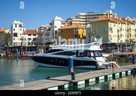 Europa, Portugal, Algarve, Vilamoura, Marina de Vilamoura, Yachthafen, Motoryachten, navigiert Stockfoto