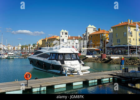 Europa, Portugal, Algarve, Vilamoura, Marina de Vilamoura, Yachthafen, Motoryachten, navigiert Stockfoto