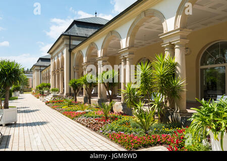 Säulenwandelhalle im Kurpark, Bad Steben, Frankenwald, Oberfranken, Franken, Bayern, Deutschland Stockfoto