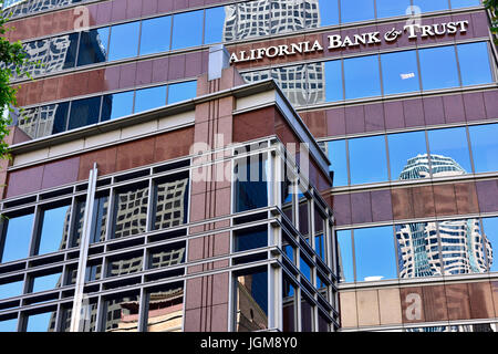 Spiegelungen in der Fassade von Bürogebäuden, Wolkenkratzer, Bankenviertel, in der Innenstadt, Los Angeles, Kalifornien, USA Stockfoto