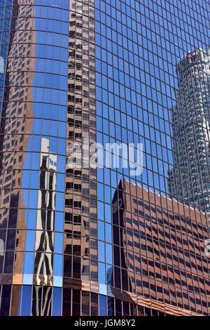 Reflexionen in Fassade des Bürogebäudes, Wolkenkratzer, Bankenviertel, in der Innenstadt, Los Angeles, Kalifornien, USA Stockfoto