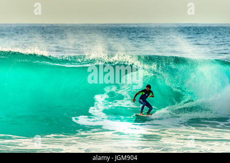 Surfer mit großen Welle, Porto Moniz, Madeira, Portugal Stockfoto