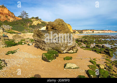 Europa, Portugal, Algarve, Strand, Strand, Praia, Praia Falesia, Olhos de Agua, Steinen, Felsen, Errosion Strand östlich von Olhos de Agua, in den Rücken Stockfoto