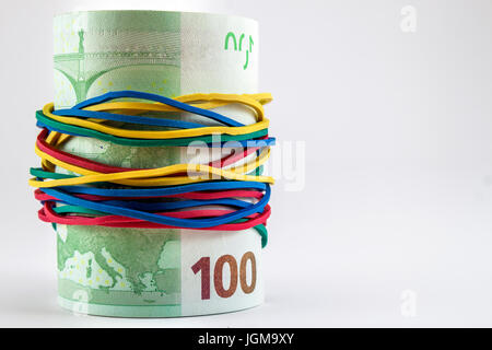 Hundert Euro Rechnungen Geld mit bunten Fäden aus Gummi Stockfoto