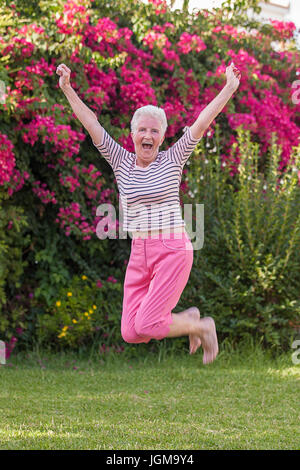 Fit gesund glücklich aktive senior Frau springen Stockfoto