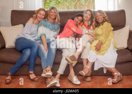 Gruppe von glücklich lächelnde Frauen auf sofa Stockfoto