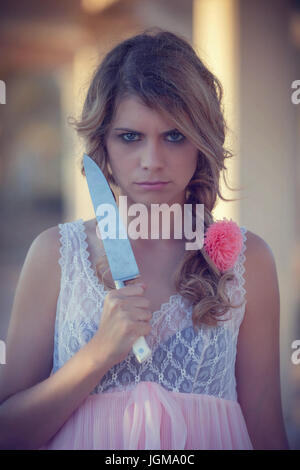 verrückte gefährliche Frau mit Messer Stockfoto