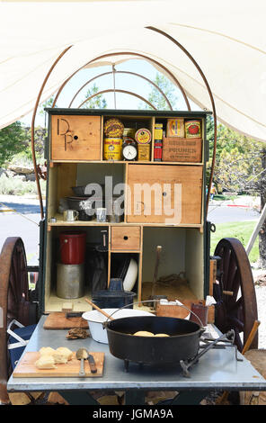 CODY, WYOMING - 24. Juni 2017: Chuckwagon in Buffalo Bill Mitte des Westens. Tägliche Kochvorführungen und Verkostungen sind vor Mitarbeiter Ihnen Stockfoto