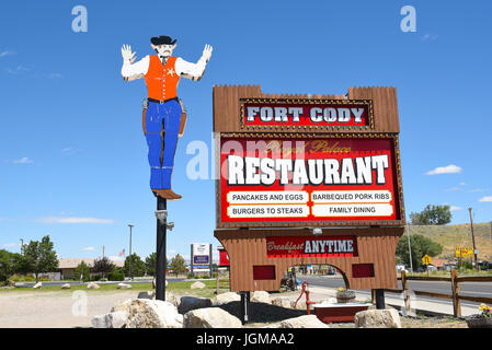 CODY, WYOMING - 24. Juni 2017: Fort Cody Cowboy Zeichen. Das Restaurant befindet sich auf dem Yellowstone Highway. Stockfoto