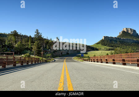 Blick von der Brücke Sonnenlicht auf den Chief Joseph Scenic Byway. Die höchste Brücke in Wyoming erstreckt sich über das Sonnenlicht Creek. Stockfoto