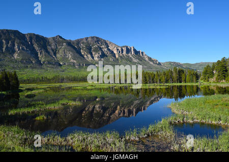 Vista entlang der Chief Joseph Scenic Byway, Wyoming. Der Chief Joseph, die mit dem Beartooth Scenic Byways verbunden ist als eines der am meisten angesehen Stockfoto