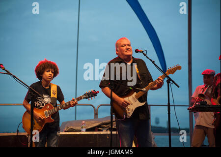 David Hidalgo, einer der Gründer der Rockband aus East Los Angeles, Los Lobos, spielen beim jährlichen River and Blues Festival in Battery Park City. Juli Stockfoto