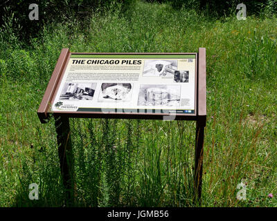 Interpretive melden Sie am Standort einer beschreibenden Chicago Pfähle, ehemaligen Manhatten Forschungsprojekt Anlage, Red Gate Woods, Palos Park, Illinois. Stockfoto