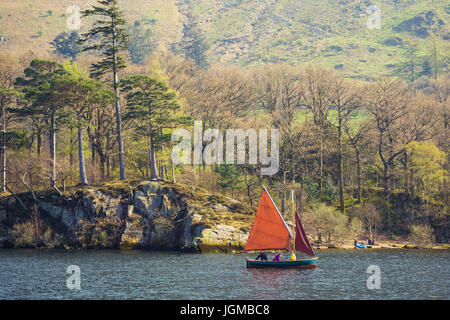 Ein traditionelles Jolle evozieren die schwelgt und Amazonen auf See Ullswater, Cumbria Stockfoto