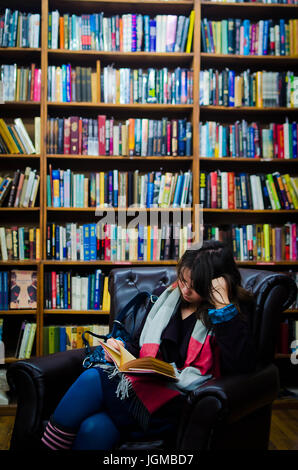 Mädchen lesen Buch in New York City's Strand Buchhandlung Stockfoto