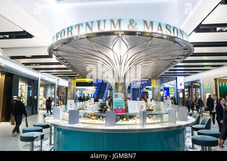 Das Fortnum und Mason Bar am Flughafen Heathrow Terminal 5 Stockfoto