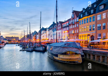 Nyhavn mit seinen malerischen Hafen mit alten Segelschiffen und bunten Fassaden der alten Häuser in Kopenhagen, Dänemark. Stockfoto