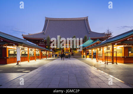 Tokyo, Japan - 31. Dezember 2016: Sensoji ist ein buddhistischer Tempel in Asakusa gelegen. Es ist einer der buntesten und beliebte Tempel Tokios. Stockfoto