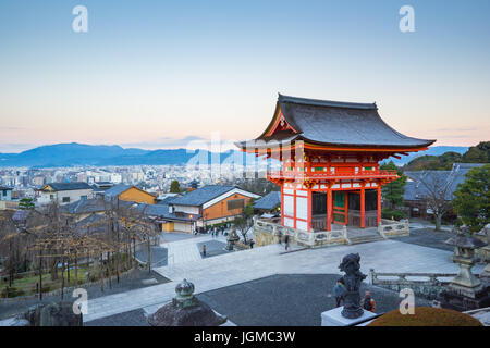 Kyoto, Japan - 31. Dezember 2015: Kyoto Stadtbild mit Kiyomizu-Dera-Tempel in Kyoto, Japan. Stockfoto