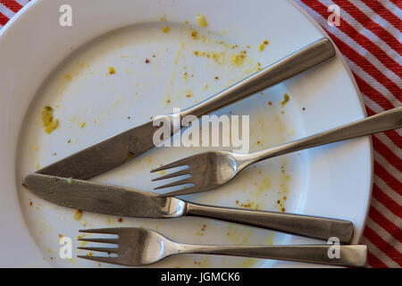 Schmutzige Teller und Besteck nach dem Essen. Stockfoto