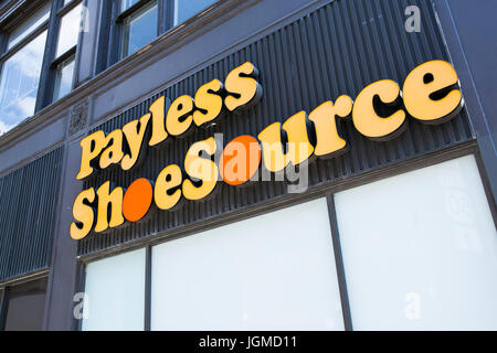 Ein Logo Zeichen außerhalb einer Fensterläden Payless ShoeSource Inc., Ladengeschäft in Cincinnati, Ohio am 29. Juni 2017. Stockfoto