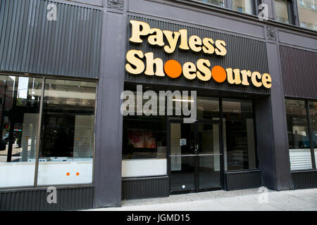 Ein Logo Zeichen außerhalb einer Fensterläden Payless ShoeSource Inc., Ladengeschäft in Cincinnati, Ohio am 29. Juni 2017. Stockfoto