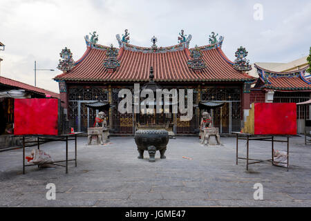 Vorderansicht des taoistischen Kuan Yin Teng Tempel, George Town, Pulau Pinang, Malaysia. Stockfoto