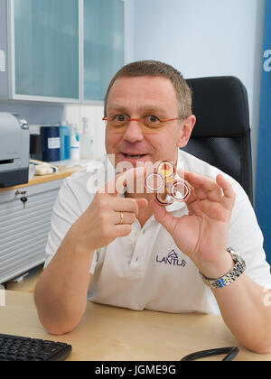 Arzt erklärt die Ursache für einen Herzinfarkt - Arzt zeigt die Ursachen für einen Herzinfarkt, Arzt Erklärt sterben Rosalind Eines Herzinfarkt - Doctor s Stockfoto