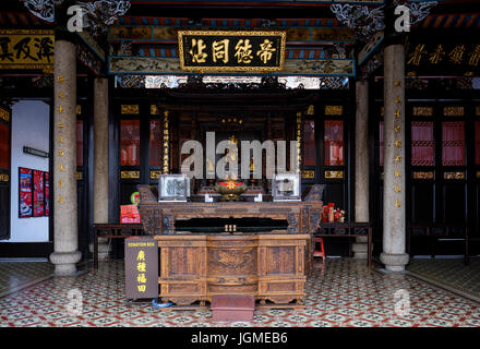 Altar und "Lord of the North Pole" Statue im mittleren Saal der Taoist Han Jiang Ancestral Temple (des Vereins Teochew), George Town, Pulau Pinang, Stockfoto