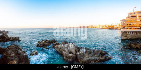 Panoramablick über die Küste in Viña Del Mar, Chile mit Meer-Felsen im Vordergrund Stockfoto
