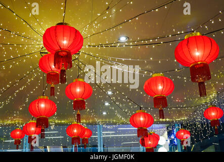 Lampions zur Dekoration bei Shopping-Mall in Lunar New Year. Stockfoto