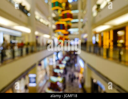 Defokussierten Einkaufszentrum Interieur mit Passanten in der Nacht. Stockfoto