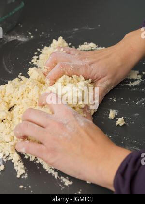 Frau knetet Teig aus - Frau backen, Frau Knetet Einen Teig Ab - Frau Backen Stockfoto