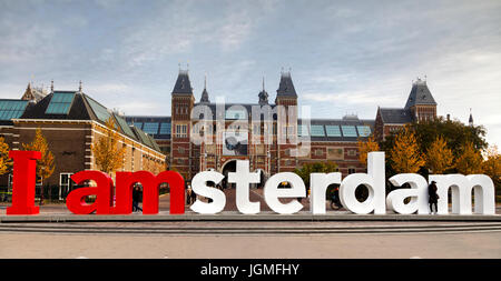 AMSTERDAM - 30 Oktober: Ich Amsterdam Slogan auf 30. Oktober 2016 in Amsterdam, Niederlande. Auf der Rückseite des Rijksmuseums am Museumplein, der s Stockfoto