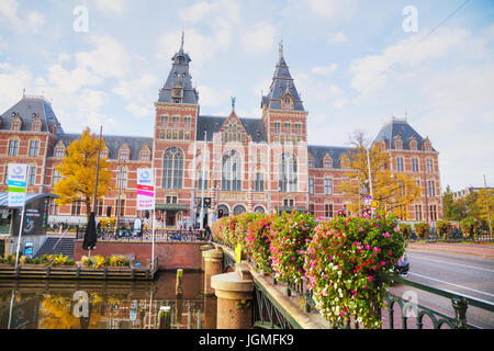 AMSTERDAM - 30 Oktober: Rijksmuseum mit Menschen am 30. Oktober 2016 in Amsterdam, Niederlande. Stockfoto