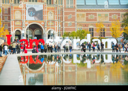 AMSTERDAM - 30 Oktober: Ich Amsterdam Slogan auf 30. Oktober 2016 in Amsterdam, Niederlande. Auf der Rückseite des Rijksmuseums am Museumplein, der s Stockfoto