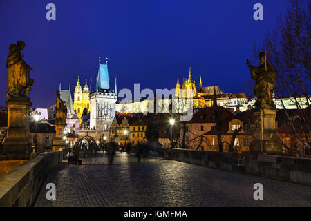 Prag - März 03: Karlsbrücke am Abend mit Menschen am 3. März 2017 in Prag. Diese berühmte historische Brücke überquert den Fluss Vltava und war Stockfoto